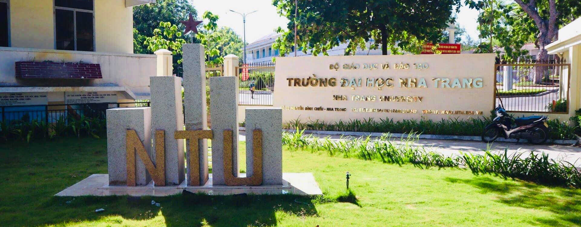 Cổng truong Dai hoc Nha Trang